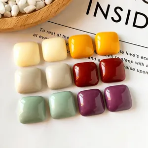 Primer plano de cuentas de resina cuadradas coloridas para joyería hecha a mano