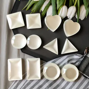 Selección de dijes geométricos de resina crema en forma de corazón para joyería artesanal