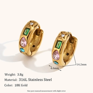 Dettagli di orecchini a cerchio in acciaio placcato oro 18K con zirconi colorati