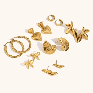 Dettaglio del set di orecchini in acciaio inossidabile placcato oro 18K con varie forme