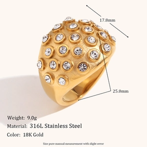 Dettaglio macro dell'anello in acciaio inossidabile placcato oro 18K con micro zirconi