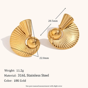 Dettaglio degli orecchini a ventaglio in oro 18K in acciaio inossidabile 316L con spirale