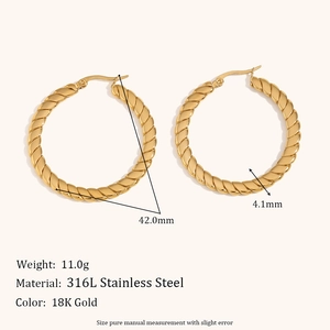 Dettaglio orecchini a cerchio intrecciati in acciaio placcato oro 18K, diametro di 42mm