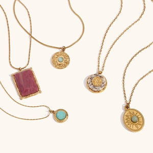 Détail de colliers en acier plaqué or 18K avec pendentifs en marbre et pierre