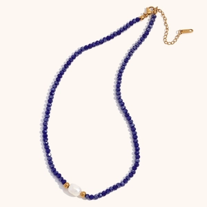 Blauwe kristallen kralenketting met zoetwaterparel en 18K vergulde metalen onderdelen