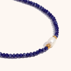 18K vergulde ketting met blauwe kristallen kralen en een natuurlijke zoetwaterparel