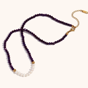 Collana fatta a mano con perle sfaccettate viola e otto perle d'acqua dolce in oro 18K