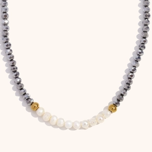 Dettaglio della collana in acciaio inossidabile placcato oro 18K con dieci perle d'acqua dolce