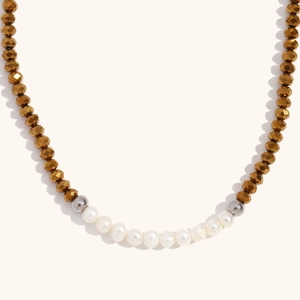 Dettaglio della collana placcata oro 18K con cristalli marroni e dieci perle d'acqua