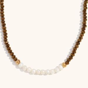 Dettaglio della collana placcata oro 18K con perle d'acqua dolce e cristalli marroni