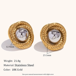 Detailansicht der 18K vergoldeten Edelstahl-Ohrstecker mit Textur und Maßangaben