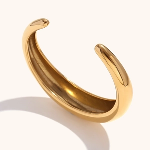 Brazalete abierto de acero inoxidable pulido con baño de oro de 18K para mujer
