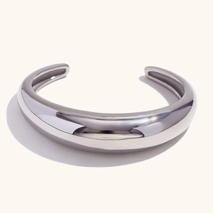 Brazalete abierto grueso de acero inoxidable plateado pulido con un acabado liso