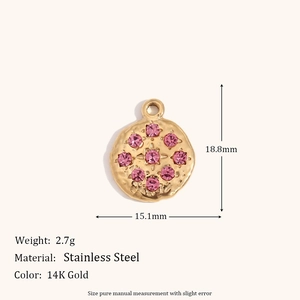 Détail du pendentif rond martelé de 18,8mm en acier plaqué or 14K avec zircons roses