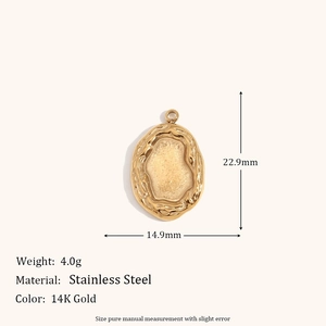 Vue macro du pendentif ovale en acier doré 14K avec des bords texturés style lave