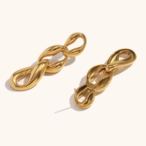 Orecchini a tre maglie in acciaio inossidabile placcato oro 18 carati con design twist