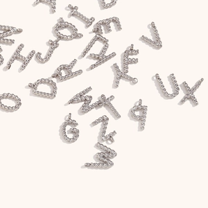 Colgantes de letras de acero plateado con textura de cuerda para creación de joyería