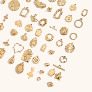 Variété de pendentifs en acier inoxydable plaqué or 14K incluant cœur et pièces
