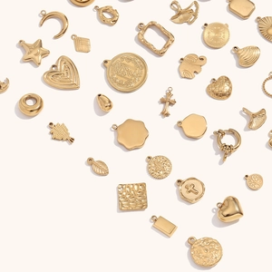 Vue à plat de pendentifs en acier inoxydable plaqués or 14 carats avec motifs