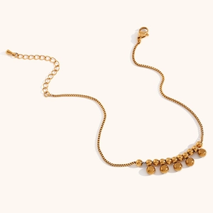 Elegante tobillera de acero inoxidable bañada en oro de 18K con cadena y colgantes