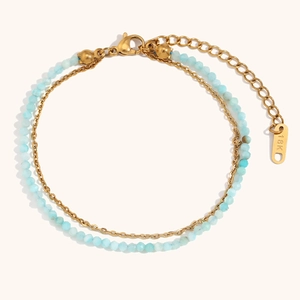 Gedetailleerd bovenaanzicht van een goud vergulde dubbellaagse armband met kralen