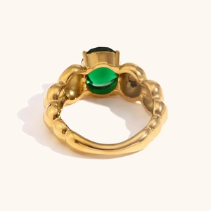 Minimalistischer 18K vergoldeter Edelstahlring mit grünem Ovalstein in 4-Krallen-Fassung
