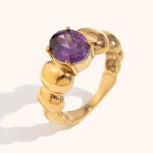 Detail eines 18K vergoldeten Perlenrings mit großem ovalem lila Amethyst-Edelstein