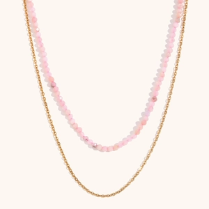 Détail d'un collier double rang avec perles roses facettées et chaîne dorée 18K