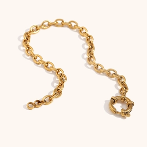 Pulsera minimalista de acero inoxidable bañada en oro de 18K con cierre de resorte