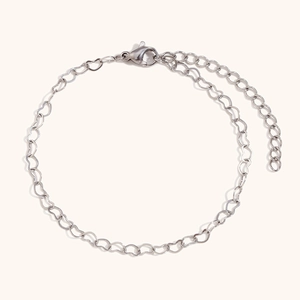 Pulsera de acero inoxidable pulido con eslabones de corazón y cierre de mosquetón