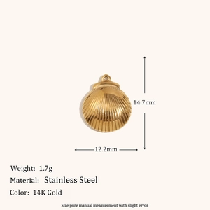 Détail macro d'un pendentif coquillage en acier inoxydable plaqué or 14K de 14,7 mm