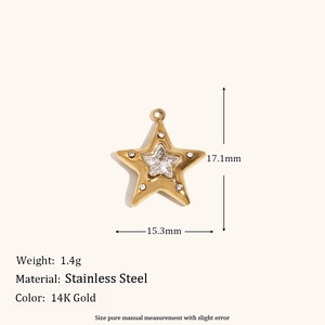 Vue détaillée du pendentif étoile en acier inoxydable plaqué or 14K avec mesures