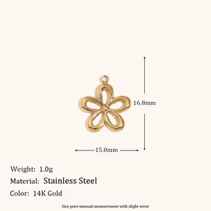 Détail du pendentif fleur évidée en acier inoxydable plaqué or 14K de 16,8 mm