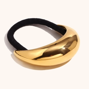 Dettaglio macro dell'elastico per capelli placcato oro 18K a forma di luna con cordino nero