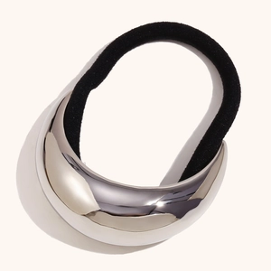 Elastico per capelli con luna in argento minimalista e corda nera in stile moderno chic