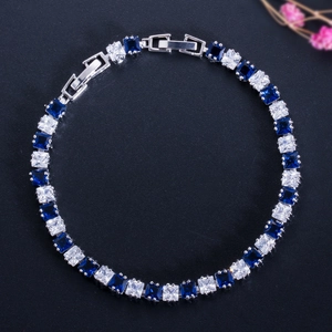 Tennisarmband mit AAA-Zirkonia und abwechselnd blauen und weißen quadratischen Steinen