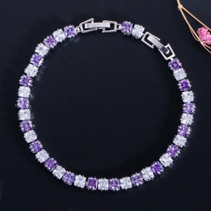Detailansicht eines versilberten Armbands mit lila und weißen quadratischen Zirkonia