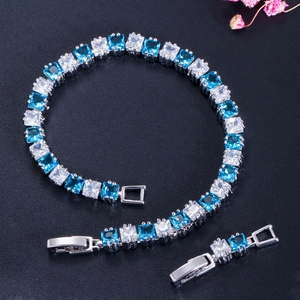 Detailansicht von versilbertem Armband mit blauen und weißen Zirkonia im Quadratschliff