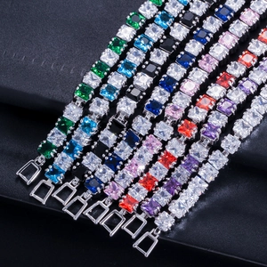 Elegantes AAA Zirkonia Tennisarmband mit Silberbeschichtung und quadratischen bunten Steinen