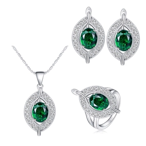 Elegantes Silber-Schmuckset mit smaragdgrünen Ovalsteinen, Halskette, Ohrringe und Ring