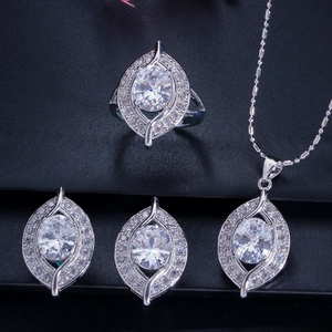 Elegantes Brautschmuck-Set in Silber mit Zirkonia-Halskette, Ohrringen und Ring