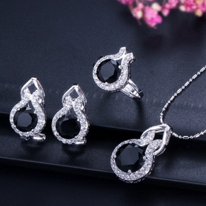 Detailansicht des silbernen Schmucksets mit eleganten runden schwarzen Zirkonia-Steinen