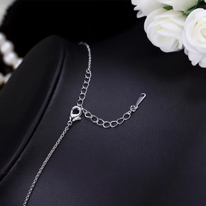 Elegante Schneeflocken-Halskette mit silbernem Karabinerverschluss auf schwarzem Leder