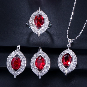 Makroansicht von Brautschmuck-Set mit ovalen roten Edelsteinen und weißen Zirkonia-Akzenten