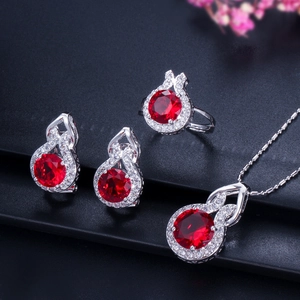 Elegantes Set aus Halskette Ring und Ohrringen mit roten Edelsteinen und Zirkonia