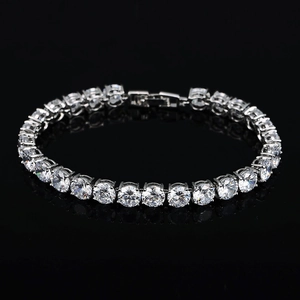 Bracelet rivière classique avec zircons AAA et placage argent sur fond noir élégant