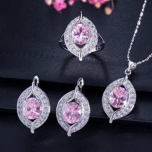 Makroaufnahme von Brautschmuck-Set aus Silber mit ovalen rosa Edelsteinen und Kristallen
