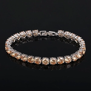 Détail macro du bracelet tennis en argent orné de zircons cubiques champagne