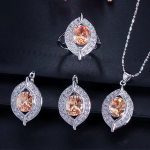 Nahaufnahme des champagnerfarbenen Zirkon-Schmucksets mit Halskette, Ohrringen und Ring