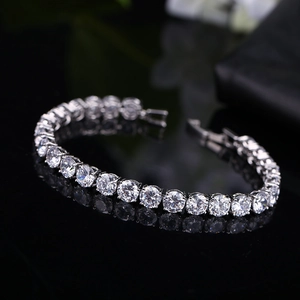 Gros plan d'un bracelet tennis en argent orné de zircons AAA étincelants de taille ronde